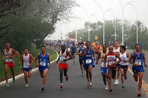 Elite masculina corre em Porto Alegre / Foto: Luiz Doro / adorofoto